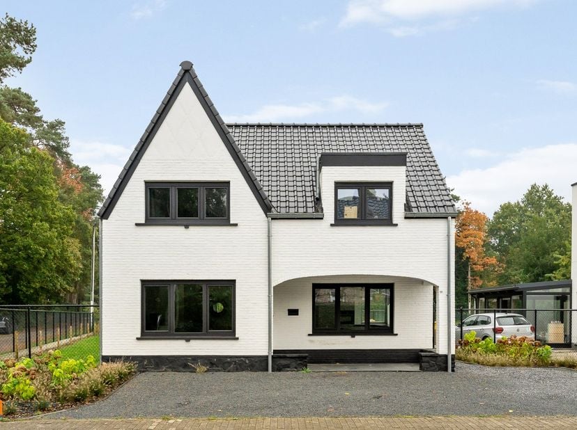 Op een goede locatie te Tremelo bevindt zich deze volledig gerenoveerde woning (2022) op een perceel van 683 m². U bevindt zich hier vlakbij het centr