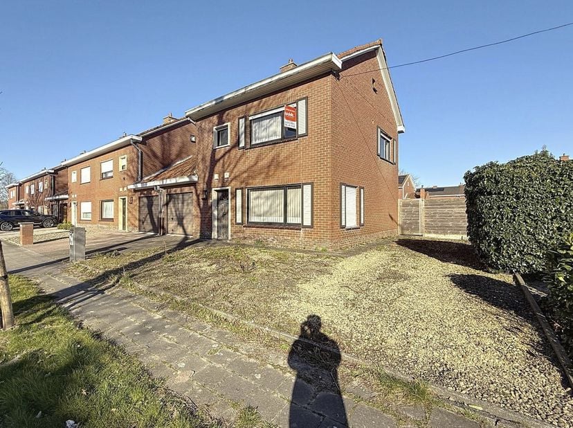 WONING MET GARAGE EN TUIN -  &lt;br /&gt;
 &lt;br /&gt;
Deze woning te koop in Bissegem, is gelegen in een gezellige wijk.  &lt;br /&gt;
De woning heeft 3 slaapkamers,