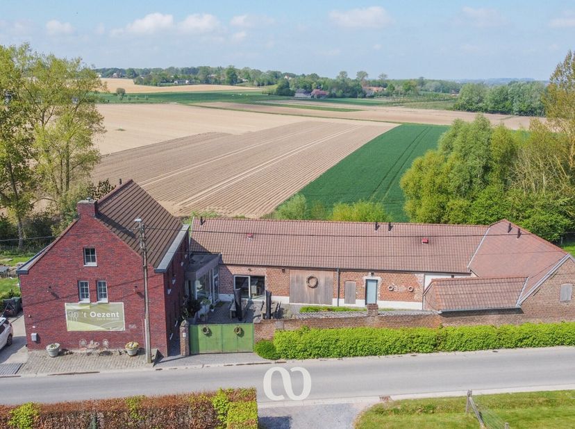 Cherchez-vous une ferme rénovée pleine de caractère avec une chambre d&#039;hôtes entièrement équipée et une partie résidentielle séparée ? Alors cette pro