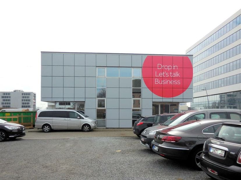 Dit kantoorgebouw is uitstekend gelegen langs de E40 ter hoogte van Erembodegem, op 1 minuut van de afrit Aalst. Erembodegem staat in goede verbinding