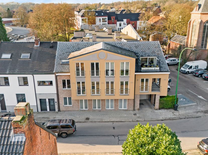 Ruim 2 slaapkamer appartement van 103 m² met leuk overdekt terras (Bj: 1998). Gesitueerd pal in het centrum van &#039;s-Gravenwezel met winkels, openbaar v