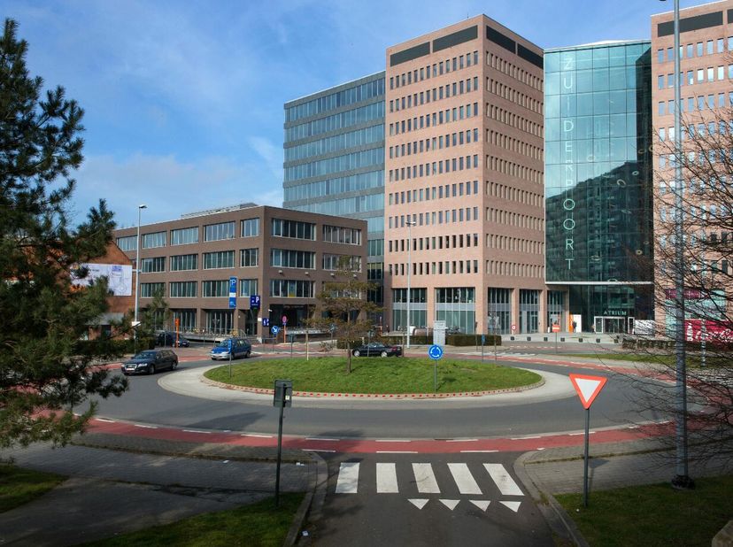 Ces bureaux modernes à louer sont situés dans le parc de bureaux de Zuiderpoort, un complexe de bureaux bien visible et très accessible à Gand. L&#039;ense
