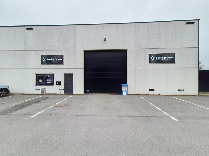 Dit bedrijfspand is beschikbaar voor verhuur en biedt diverse mogelijkheden (opslag, loods, ...). Vlotte verbinding E34 Antwerpen-Knokke en E40 Brusse
