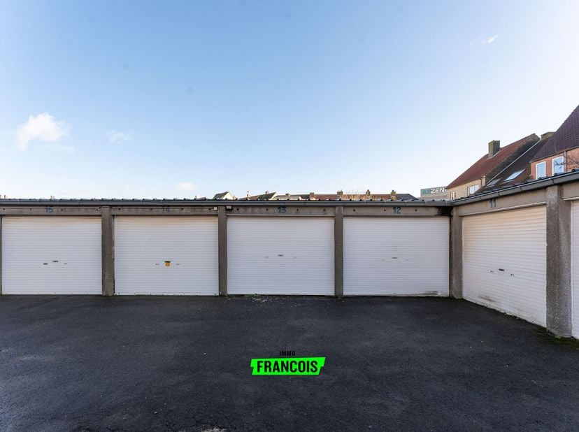 In de Oudstrijdersstraat treffen we deze praktische garagebox aan. De garagebox is nabij de jachthaven gelegen op wandelafstand van het centrum, winke