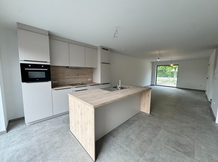 Deze prachtige nieuwbouwwoning van 130m² biedt alle comfort van vandaag in een stijlvolle en energiezuinige uitvoering. De ideale gezinswoning met een