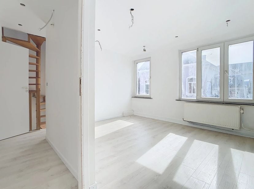 Au centre de SAINT-SERVAIS (5002), EB-Immo vous présente cette maison 2 façades idéalement situé au centre de toutes commodités (écoles, bus, commerce