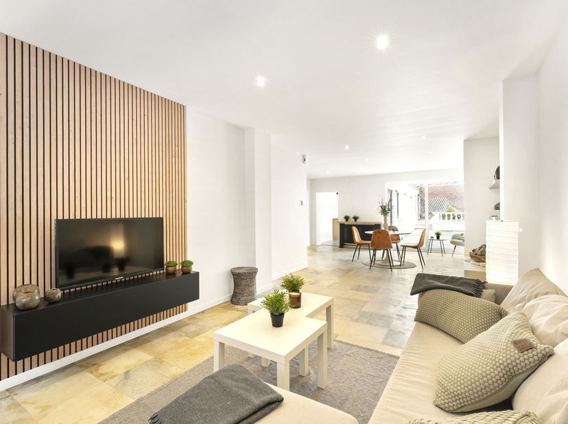 Goedgelegen op wandelafstand van het centrum: charmant gerenoveerde woning met 3 grote slk, en STADSTUIN. Kwalitatieve renovatie, met oog en respect v