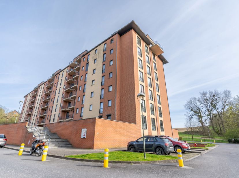 TRIOR Nivelles vous propose ce spacieux appartement idéalement situé à 2 pas du shopping de Nivelles, au rez de chaussée d&#039;un immeuble récent. Celui-c