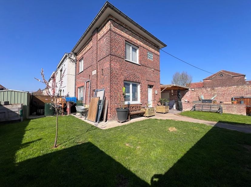 Située en plein cœur du village d&#039;Herseaux, cette maison 3 façades offre un cadre de vie idéal, alliant confort et fonctionnalité.&lt;br /&gt;
&lt;br /&gt;
Rez-de