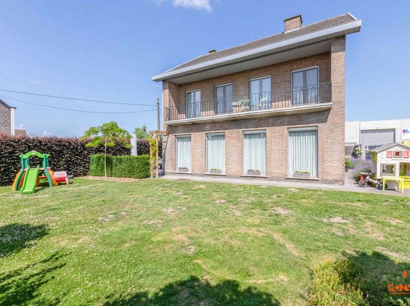 Deze open bebouwing is gelegen in de Oostmoer tussen het groen van velden en nabij de Lembeekse bossen. Op slechts enkele minuutjes staat u in het cen