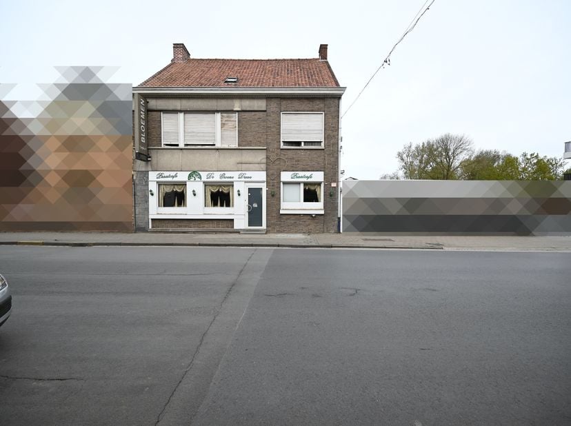 Bent u op zoek naar een commerciële ruimte met woongelegenheid erboven? Dan biedt dit karaktervolle pand heel wat potentieel voor ondernemers met visi