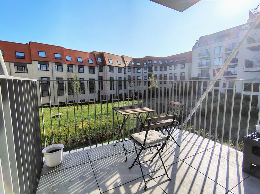 WOLUWE-SAINT-LAMBERT, vlakbij de grote verkeersaders, het openbaar vervoer en het winkelcentrum (metro Roodebeek). Licht appartement (1 slaapkamer/1 d