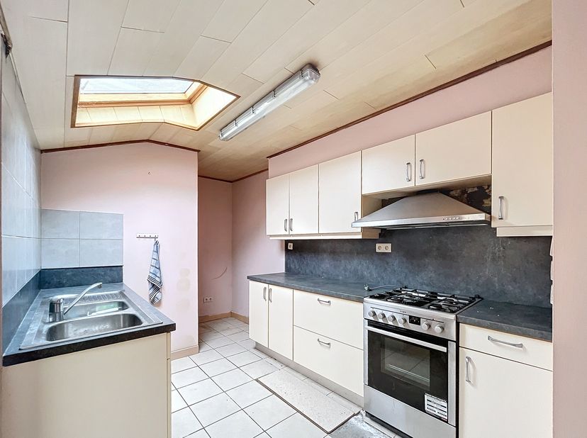 De woning is volledig te renoveren, maar biedt een solide basis voor wie op zoek is naar een betaalbare woning met karakter en een centrale ligging. M