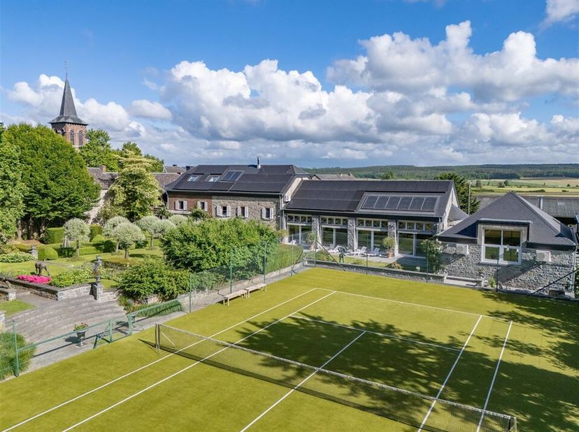 Opgetrokken met zeldzame verfijning en met constante zorg onderhouden, ontvouwt deze prestigieuze hoeve zich in het hart van het rustige dorp Martouzi