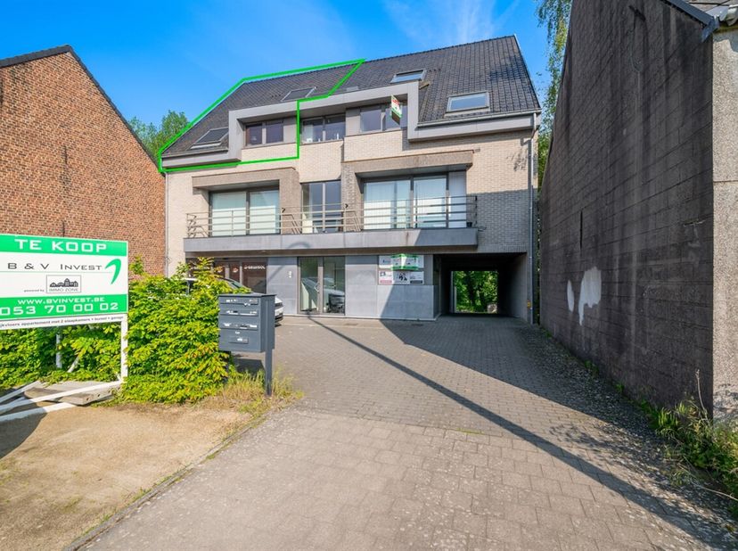 Op een belangrijke invalsweg tussen Zottegem en Aalst, en dicht bij E40, en dus Brussel en Gent, bevindt zich dit ruime appartement. &lt;br /&gt;
Het appart