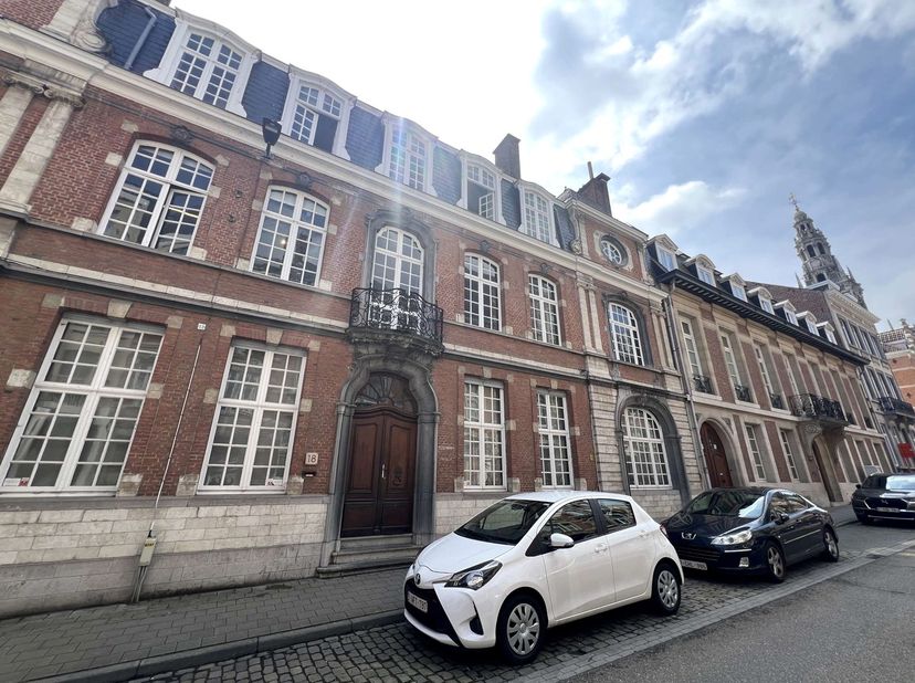 Bent u op zoek naar een unieke en karaktervolle kantoorruimte in het bruisende centrum van Leuven? Dit prachtige kantoor biedt een perfecte combinatie