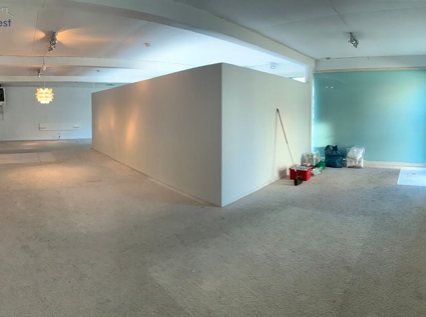 Handelsruimte (130m²) met 2 aanpalende garages  met commerciële ligging in Roeselare&lt;br /&gt;
&lt;br /&gt;
Indeling:&lt;br /&gt;
&lt;br /&gt;
- Inkomdeur aan de zijkant va
