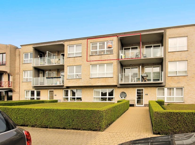 Dit aangenaam appartement bevindt zich op de tweede en tevens hoogste verdieping van een kleine residentie en geniet van een overvloed aan licht - en