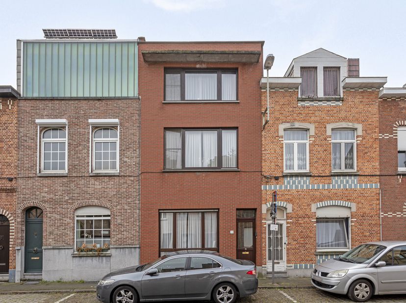 Te koop in Deurne -  op een centrale ligging vlakbij het Rivierenhof - een op te frissen woning met tuin, 4 slaapkamers en 2 badkamers!&lt;br /&gt;
Dit huis