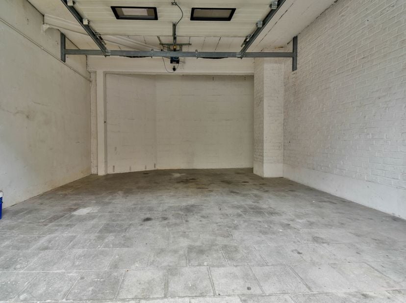 TRIOR Jette vous propose à proximité immédiate de la Place Miroir, ce garage/entrepôt avec porte sectionnelle d&#039;une H de 2.75m (possibilité de faire r