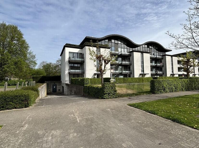 Ondergrondse garagebox te koop in Residentie RAADSHEREN in de Raadsherenlaan in Sint-Kruis Brugge. Een veilige plaats om uw voertuig te stallen en te