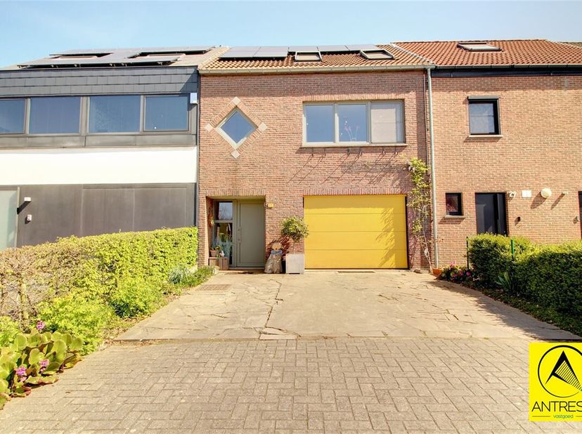 Ruime bel-etagewoning met tuin, garage en 2 slaapkamers in rustige buurt van Kontich-Kazerne&lt;br /&gt;
Deze verzorgde bel-etagewoning in Kontich-Kazerne v