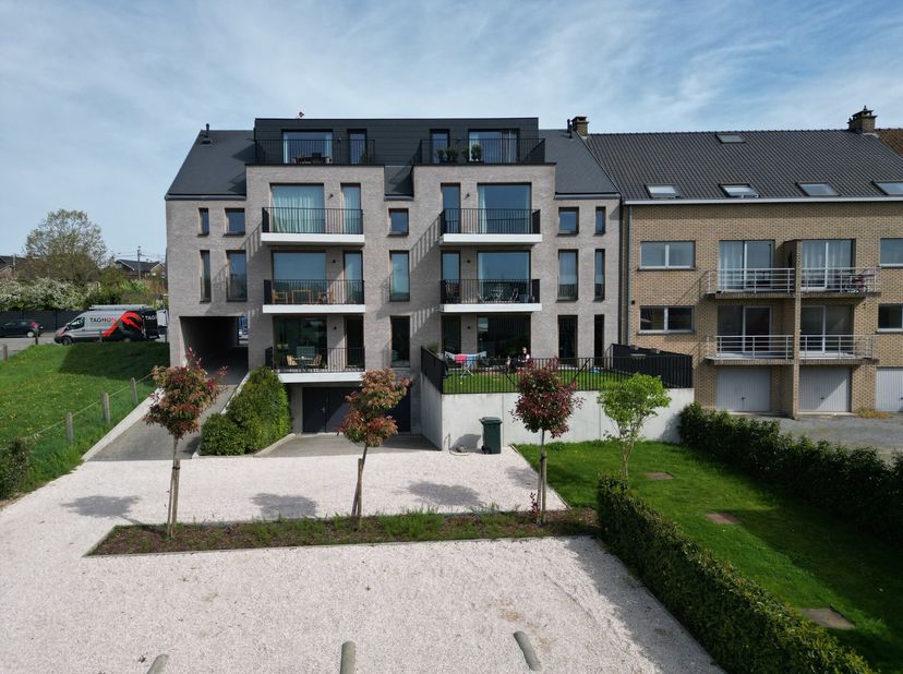 Unieke kans: ruime penthouse met 2 slaapkamers te huur in Anzegem! Gelegen op de bovenste verdieping met panoramisch zicht op de velden.&lt;br /&gt;
De inde