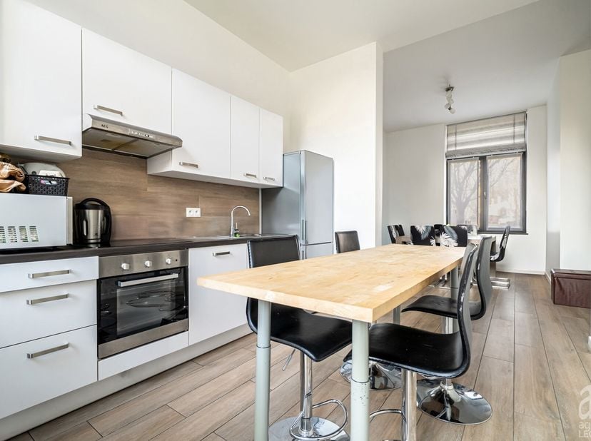 A proximité des boulevards tournaisiens, l&#039;agence Leclercq vous propose cette magnifique maison de ville entièrement remise à neuf disposée comme suit