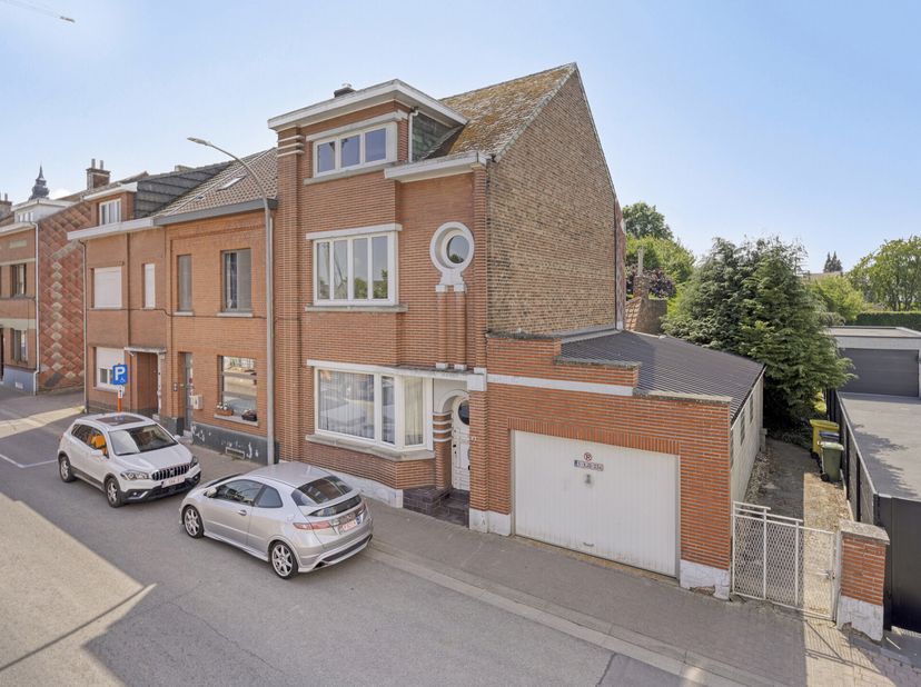 Maison familiale pleine de charme et de caractère (3 façades  à rénover), avec 3 chambres, véranda, panneaux solaires, grand garage et agréable jardin
