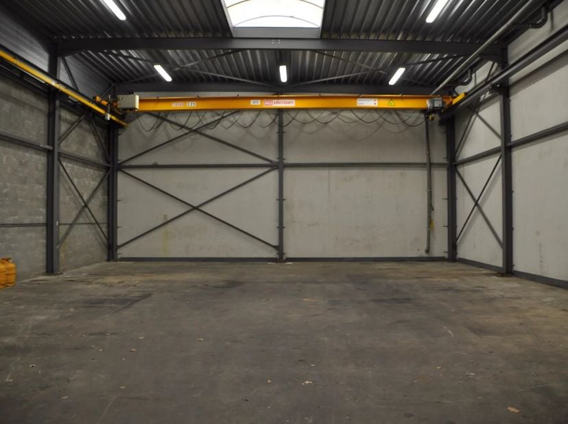 OPSLAGLOODS VAN +-228 M ² OP EEN CENTRALE LOCATIE IN ZONHOVEN&lt;br /&gt;
Deze centraal gelegen loods vindt u terug op het industrieterrein aan de Industrie