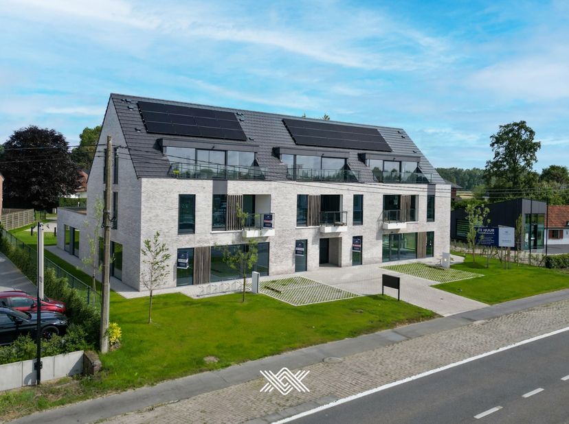 Deze lichtrijke, gloednieuwe handelsruimte van liefst 276 m² is gelegen in residentie &#039;De Asters&#039;, een nieuwbouwproject langs de Emiel Clauslaan (verl