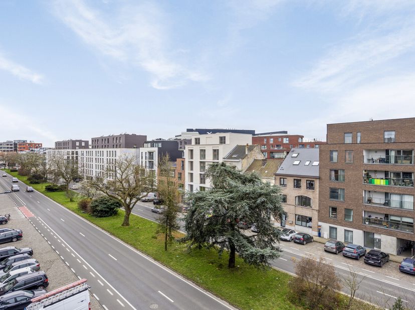 Cet appartement duplex récent à vendre à Gand est situé aux 4ème et 5ème étages de la résidence ADORIA et est parfaitement prêt à emménager. Le bâtime
