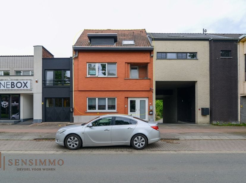 Ontdek dit interessante opbrengsteigendom gelegen op een mooi perceel van meer dan 4 are in de bruisende Vennestraat te Genk. Deze karaktervolle build
