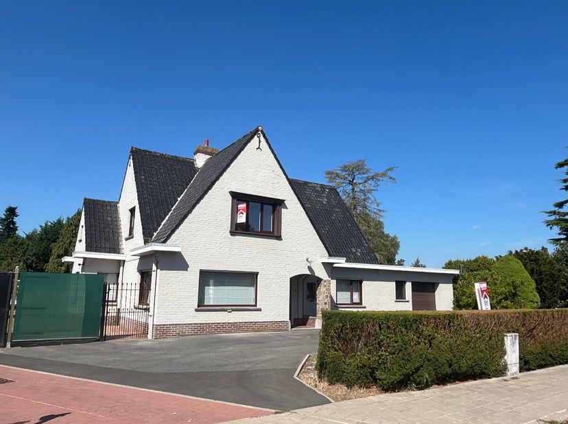 À propos de la maison Découvrez cette maison 4 façades offrant une superficie habitable généreuse de 190 m² sur un terrain de 995 m². Elle allie espac
