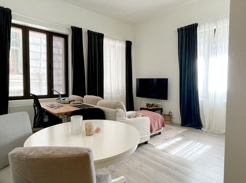 Deze trendy studio van ca 62 m² bevindt zich in residentie &#039;Broetgans&#039;, onderdeel van het fantastische gebouw &#039;De Dams&#039; op de hoek van de Lange Nieuws