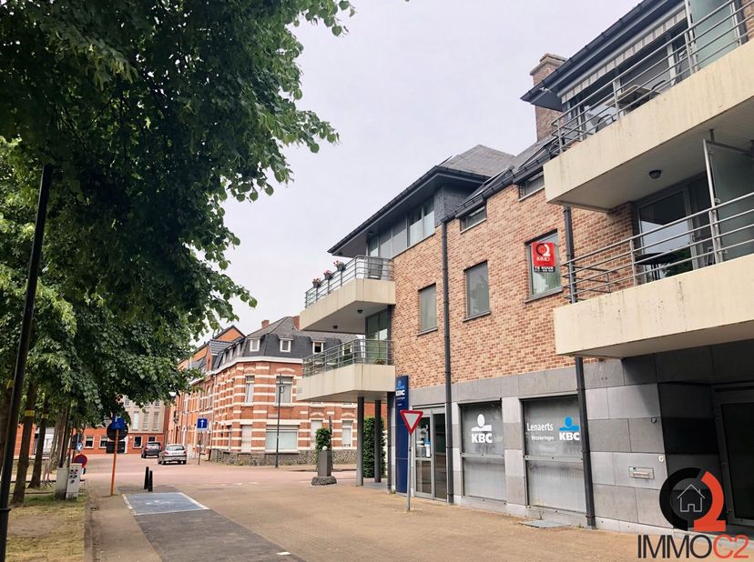 Centraal gelegen en instapklaar appartement met 2 slaapkamers en een afgesloten garagebox.&lt;br /&gt;
Het appartement is gelegen op de 1ste verdieping en b