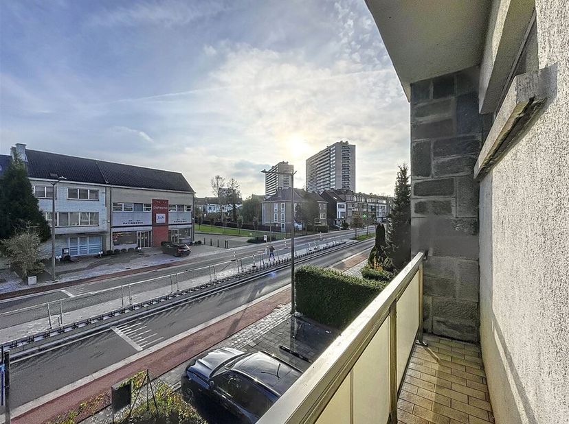 Grimbergen/Strombeek-Bever Limite Laeken - Bel immeuble de rapport +/-300m² habitable. Actuellement aménagé en 5 logements ; Au 1er étage : 2 appartem