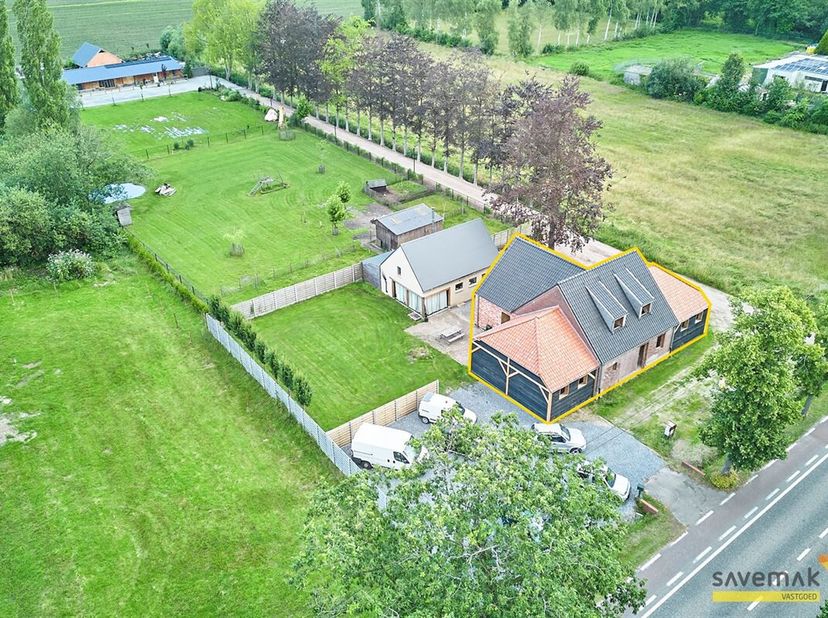 Deze uitzonderlijke combinatie van een nieuwbouwwoning met bijhorende stallen en garage ligt op een domein van 1 hectare landbouwgrond.&lt;br /&gt;
De vergu