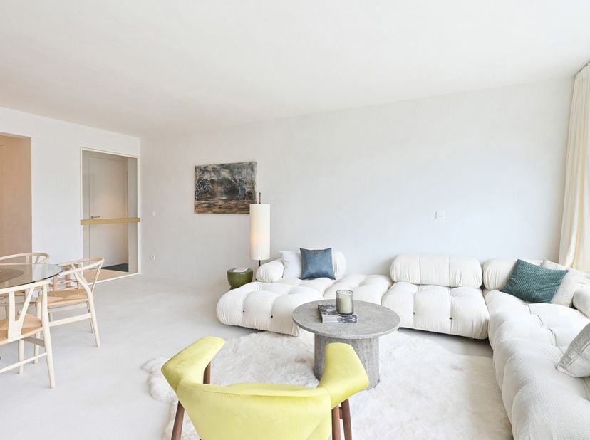 Ontdek dit prachtig gerenoveerde 3-slaapkamerappartement gelegen in het bruisende hart van het Zoute, met zicht op de Kustlaan en de minigolf.&lt;br /&gt;
H
