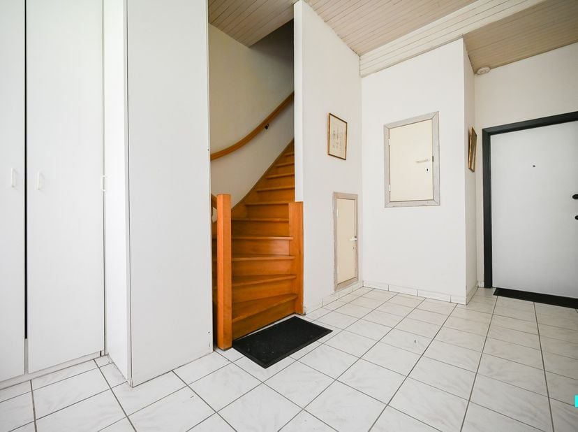 In het centrum van Izegem vinden we dit appartementsgebouw bestaande uit drie entiteiten. Alle drie de entiteiten zijn op heden verhuurd en beschikken