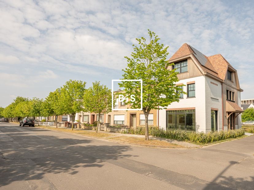 TE HUUR: prachtig afgewerkte hoekwoning op een rustige ligging&lt;br /&gt;
Indeling: inkomhal met gastentoilet en vesitiare, leefruimte met veel lichtinval