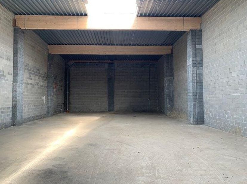 370 m² magazijn te huur met een elektrische sectionale poort van 4 m (unit A02 op het plan), sanitaire voorzieningen, inbraak- en brandalarm + bewakin