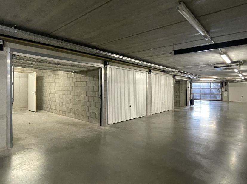 Garage souterrain spacieux (G16) avec rangement supplémentaire (dimensions: 7,730 m de profondeur, 2,85 m de largeur, 20,8 m²) et installations électr