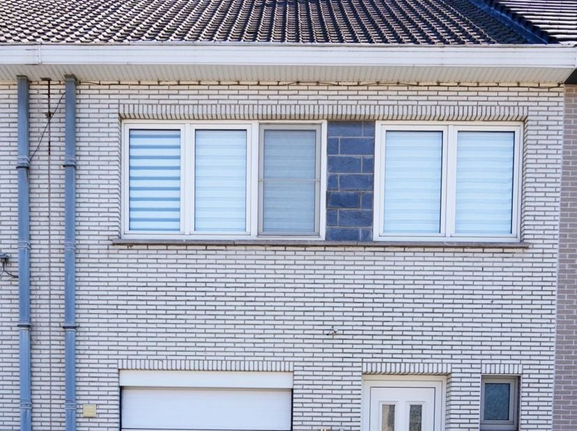Immo Groot Leeuw stelt u met deze goed onderhouden rijwoning voor, ideaal gelegen in Sint-Pieters-Leeuw. Deze charmante woning bestaat uit een inkomha