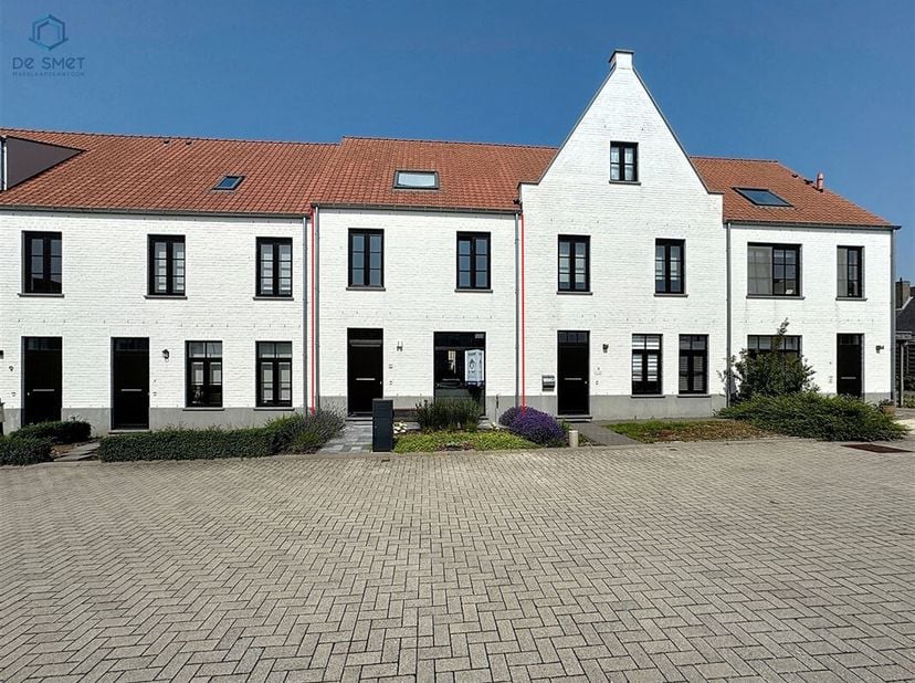 Maison prête à emménager avec 3 chambres, terrasse et emplacement de parking  à deux pas du centre de Zottegem !&lt;br /&gt;
Vous recherchez une maison mode