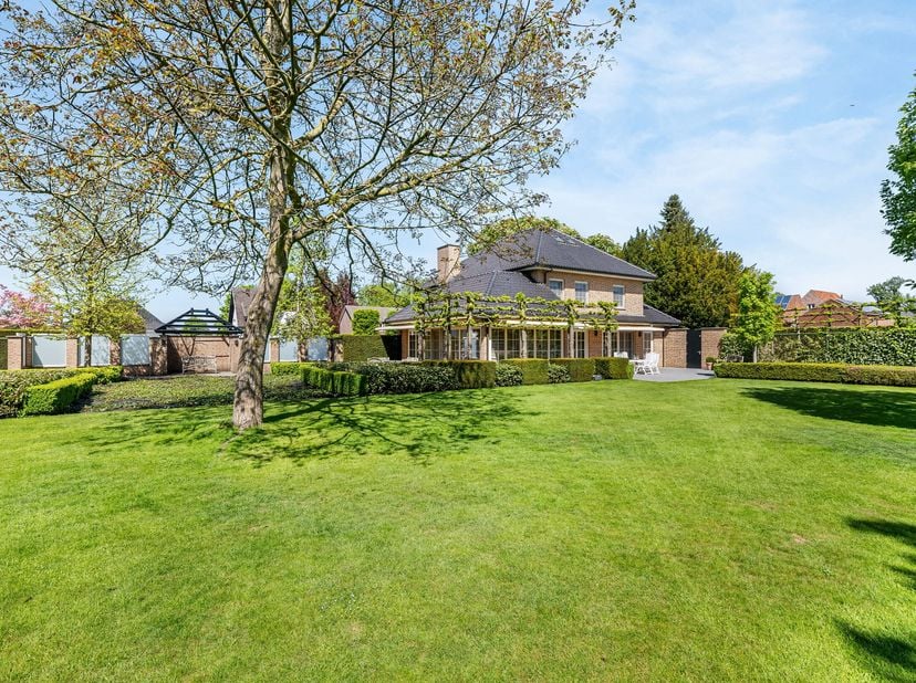 Luxueuze villa op een perceel van 1.708 m² op een centrale ligging te Hamont-Achel. De villa beschikt op het gelijkvloers over royale inkomhal met gas