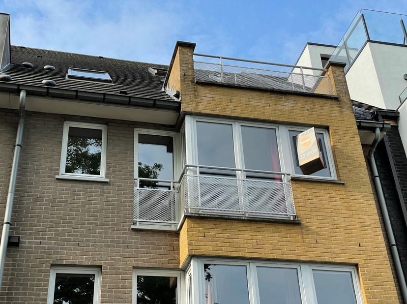 Instapklaar 2 slaapkamer appartement op centrale ligging. Vlakbij alle winkels en op fietsafstand van Brugge. Indeling: Inkomhal, ruime leefruimte met
