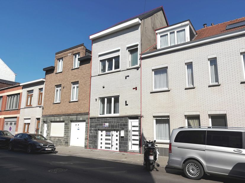 Vous êtes à la recherche d&#039;une maison prête à emménager, spacieuse pour toute la famille et idéalement située ? Cette charmante maison 2-façades entiè