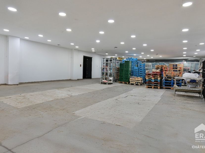 ERA Châtelain vous propose à la vente cet entrepôt de stockage/ atelier mécanique d&#039;une superficie de 250 m², comprenant également un espace bureau, i