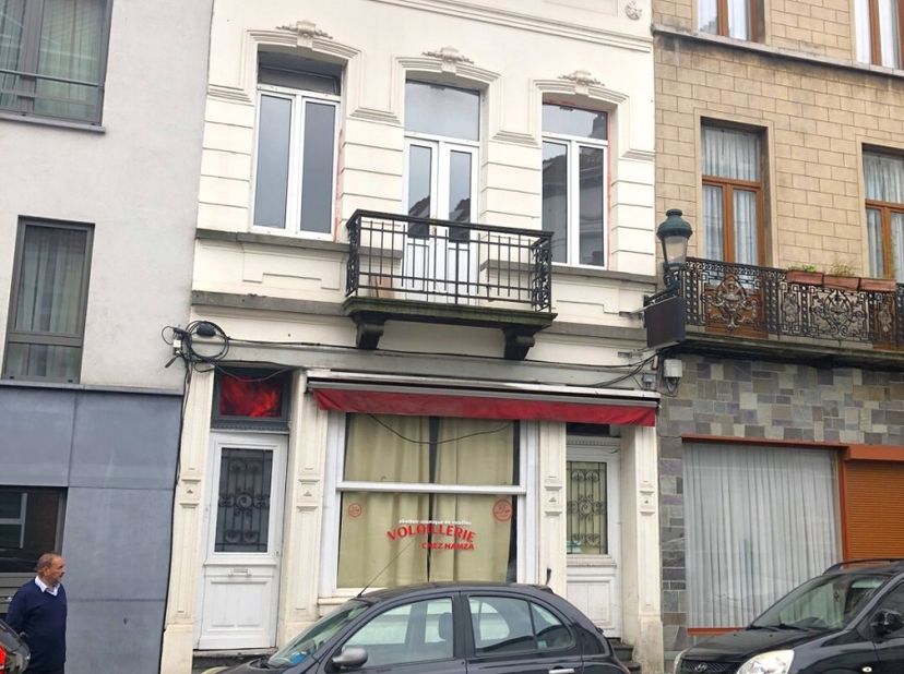 Rue Général Eenens,  39 à 1030 Bruxelles --- Située à proximité de la Place Colignon, nous vous proposons cette Maison mixte comprenant un rez-de-chau